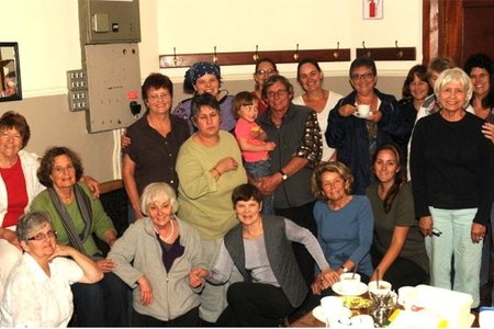 ‘n Deel van die groot groep dames (en man) tydens die voorbereidingswerk vir die uitstalling in die NG-Kerk te Stanford